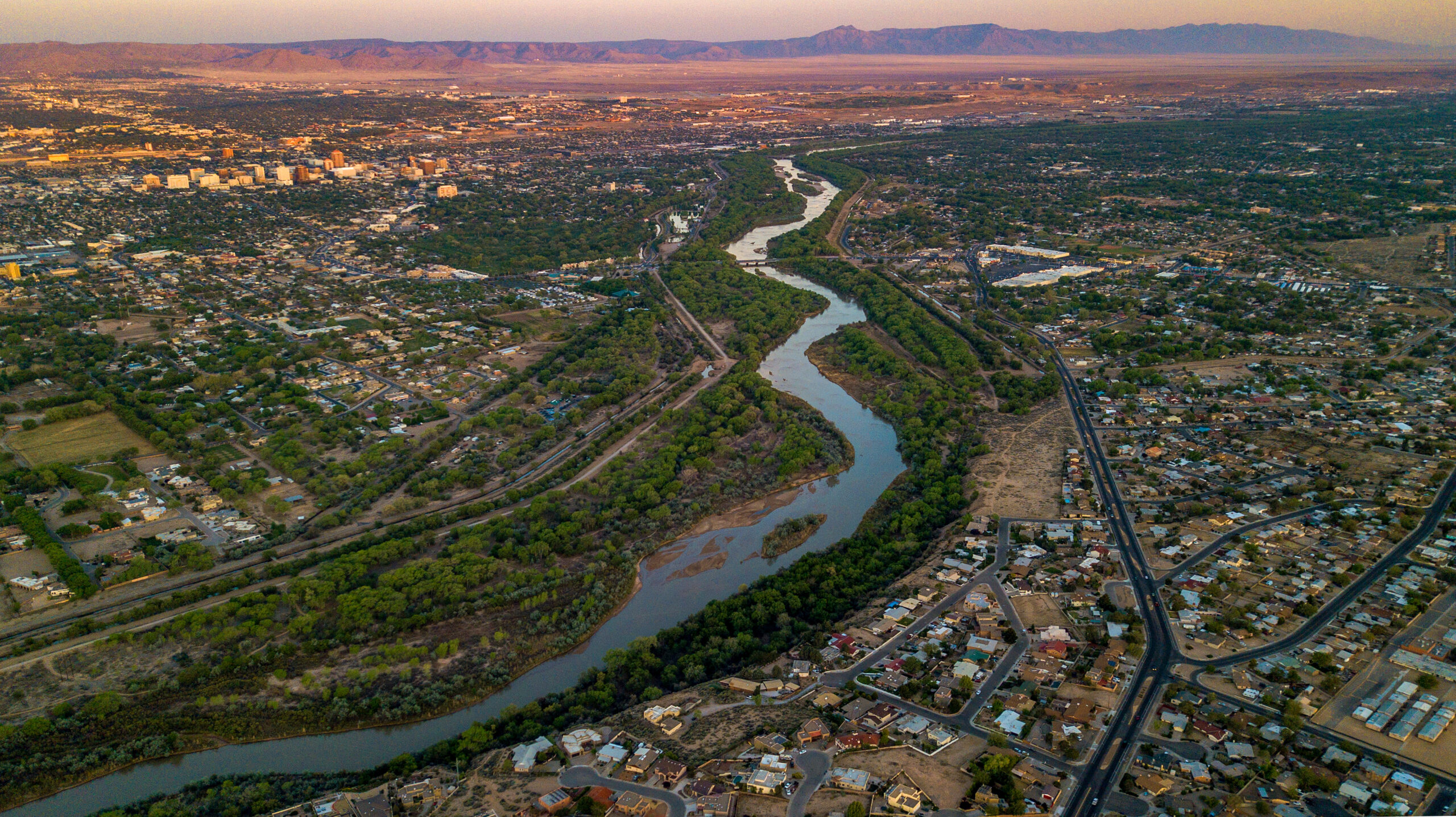 Featured image for “Why Businesses in New Mexico Should Consider Local Commercial Real Estate Services ”